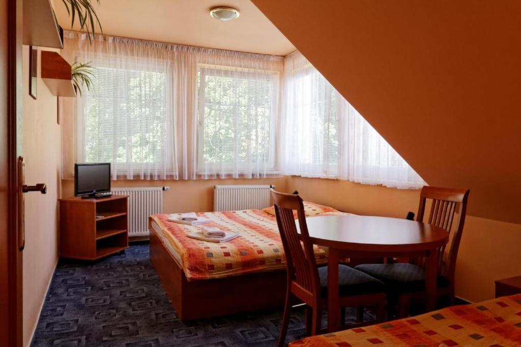 Restaurace A Penzion Garnet Alamóc Kültér fotó