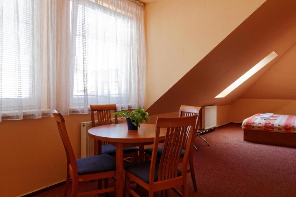 Restaurace A Penzion Garnet Alamóc Kültér fotó