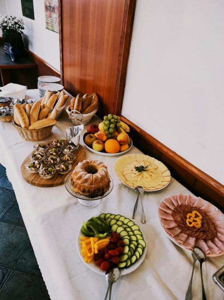 Restaurace A Penzion Garnet Alamóc Kültér fotó